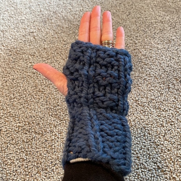 NWOT Fingerless Hand Knit Navy Blue Gloves - Picture 3 of 4